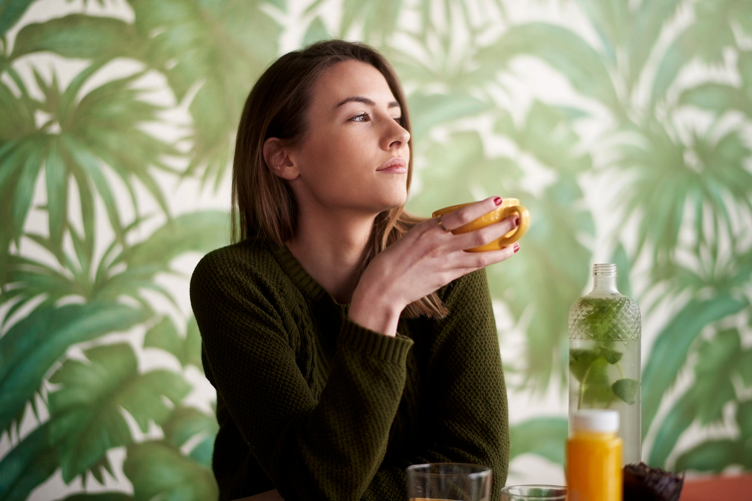 Mujer con bebida de bienestar